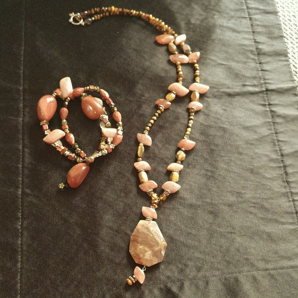 Polished stone necklace and bracelet set